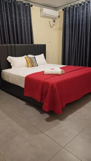 Luxury 3-Bedroom Apartment with Pool Access